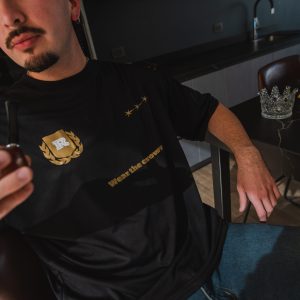 Golden code 26 Tee (negro con diseño dorado)